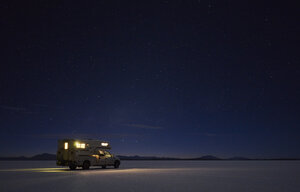 Bolivia, Salar de Uyuni, camper on salt lake under starry sky - SSCF00070