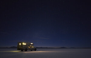 Bolivien, Salar de Uyuni, Camper am Salzsee unter Sternenhimmel - SSCF00070