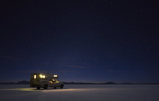 Bolivien, Salar de Uyuni, Camper am Salzsee unter Sternenhimmel - SSCF00070