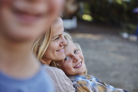 Glückliche Mutter mit zwei Söhnen im Freien, lizenzfreies Stockfoto