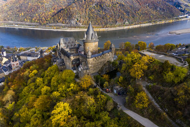 Deutschland, Bracharach, Luftbild der Burg Stahleck - AM06248