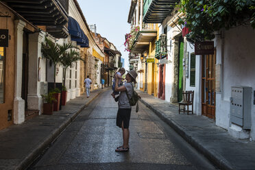 Kolumbien, Cartagena, Altstadt, Mutter hält ihr Baby - RUNF00259