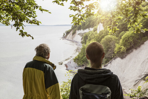 Germany, Mecklenburg-Western Pomerania, Ruegen, Jasmund National Park, chalk cliff, hikers on viewpoint stock photo