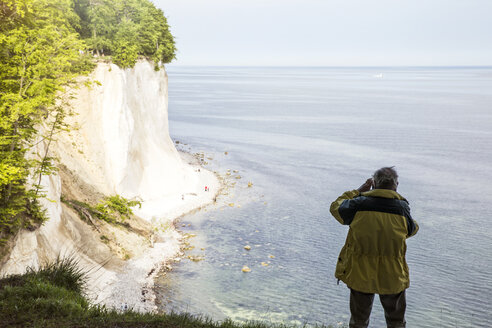 Deutschland, Mecklenburg-Vorpommern, Rügen, Nationalpark Jasmund, Kreidefelsen, Wanderer fotografiert auf Aussichtspunkt - MAMF00229