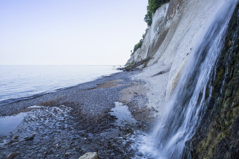 Deutschland, Mecklenburg-Vorpommern, Rügen, Nationalpark Jasmund, Kreidefelsen und Wasserfall am 'Kieler Ufer' - MAMF00241