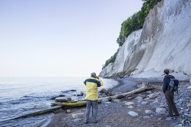 Germany, Mecklenburg-Western Pomerania, Ruegen, Jasmund National Park, hikers looking on chalk cliff at 'Kieler Ufer' - MAMF00243