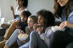 Freunde sitzen auf der Couch und sehen fern - VABF01732