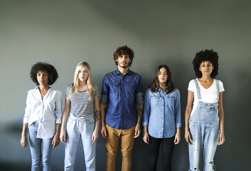 Gruppenbild von Freunden, die nebeneinander an einer Wand stehen - VABF01740