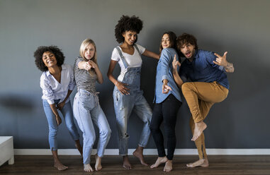 Gruppenbild von Freunden, die an einer Wand stehen und posieren - VABF01743