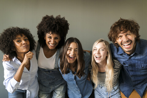 Gruppenbild von fröhlichen Freunden, lizenzfreies Stockfoto