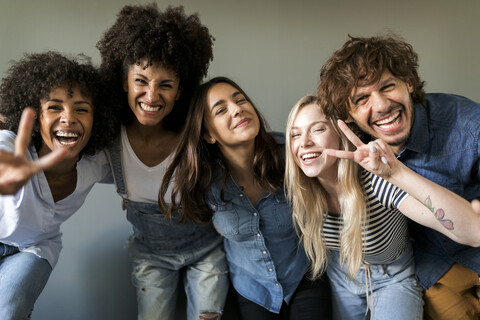 Gruppenbild von fröhlichen Freunden, lizenzfreies Stockfoto