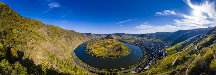 Deutschland, Rheinland-Pfalz, Bremm, Panoramablick auf Moselschleife und Mosel - AMF06255