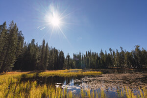 USA, Kalifornien, Yosemite National Park, See gegen die Sonne im Herbst - KKAF03008