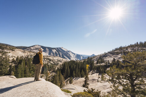 USA, Kalifornien, Yosemite-Nationalpark, Wanderer steht auf einem Aussichtspunkt - KKAF03016