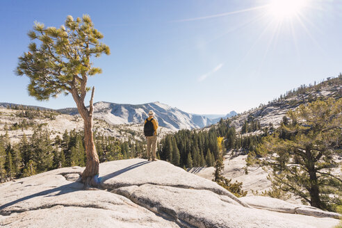 USA, Kalifornien, Yosemite-Nationalpark, Wanderer steht auf einem Aussichtspunkt - KKAF03017