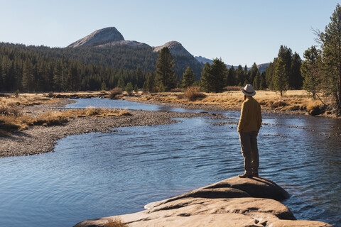 USA, Kalifornien, Yosemite-Nationalpark, Tuolumne-Wiesen, Wanderer auf Aussichtspunkt, lizenzfreies Stockfoto