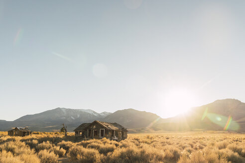 USA, Kalifornien, Mammoth Lakes, verfallene Häuser - KKAF03021