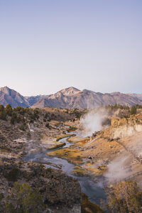 USA, Kalifornien, Heißer Bach in Mammoth Lakes - KKAF03024