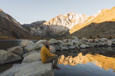 USA, Kalifornien, Yosemite-Nationalpark, Mammoth-Seen, Wanderer am Convict Lake, lizenzfreies Stockfoto