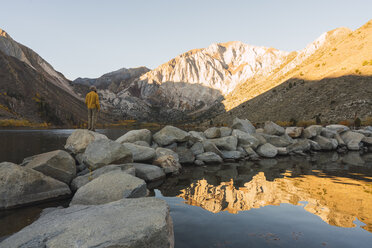 USA, Kalifornien, Yosemite-Nationalpark, Mammoth-Seen, Wanderer am Convict Lake - KKAF03027