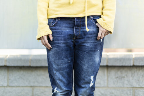 Junge Frau in alten dunkelblauen Jeans, Teilansicht - ERRF00110