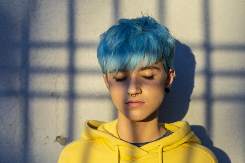Porträt einer jungen Frau mit blau gefärbtem Haar und Nasenpiercing - ERRF00115