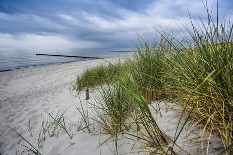 Deutschland, Mecklenburg Vorpommern, Zingst, Strand und Wolken, lizenzfreies Stockfoto