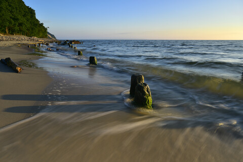 Deutschland, Mecklenburg-Vorpommern, Rügen, Sellin, Alter Wellenbrecher am Strand, lizenzfreies Stockfoto