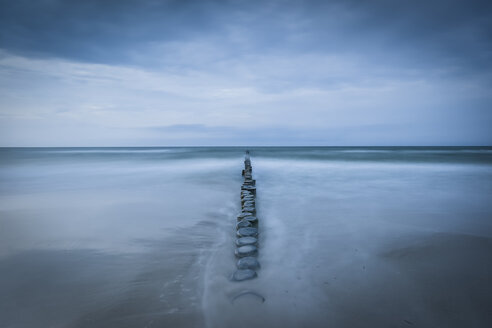 Deutschland, Mecklenburg-Vorpommern, Zingst, Strand am Abend, Wellenbrecher - FDF00256