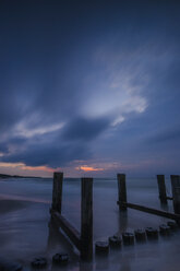 Deutschland, Mecklenburg-Vorpommern, Zingst, Strand am Abend, Wellenbrecher - FDF00258