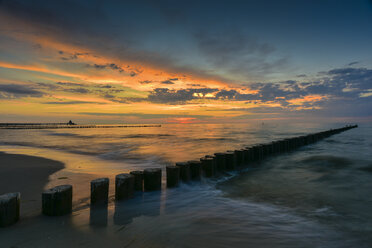 Deutschland, Mecklenburg-Vorpommern, Zingst, Strand und Wellenbrecher bei Sonnenuntergang - FDF00260