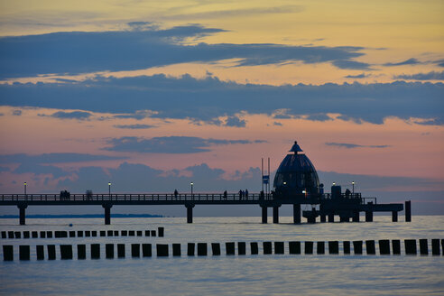 Deutschland, Mecklenburg-Vorpommern, Zingst, Seebrücke und Tauchgondel bei Sonnenuntergang - FDF00261