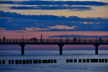 Deutschland, Mecklenburg Vorpommern, Zingst, Seebrücke bei Sonnenuntergang - FDF00262