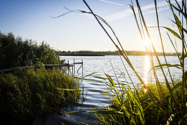 Deutschland, Mecklenburg-Vorpommern, Rügen, Sellin, Steg bei Sonnenuntergang - FDF00271