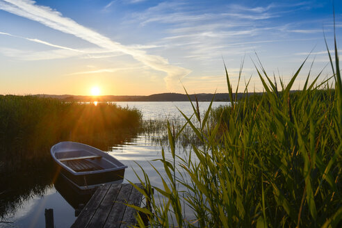 Deutschland, Mecklenburg-Vorpommern, Rügen, Sellin, leeres Ruderboot am Steg bei Sonnenuntergang - FDF00272