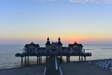 Deutschland, Mecklenburg-Vorpommern, Rügen, Sellin, Blick auf Seebrücke bei Sonnenuntergang - FDF00275