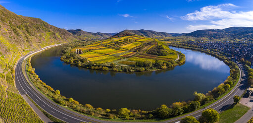 Deutschland, Rheinland-Pfalz, Cochem-Zell, Bremm, Panoramablick auf Moselschleife und Mosel - AMF06276