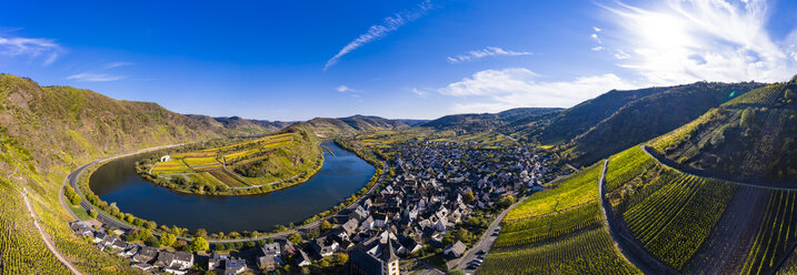 Deutschland, Rheinland-Pfalz, Cochem-Zell, Bremm, Panoramablick auf Moselschleife und Mosel - AMF06277