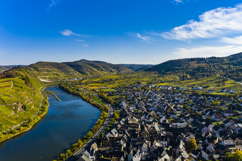 Deutschland, Rheinland-Pfalz, Cochem-Zell, Bremm, Panoramablick auf Moselschleife und Mosel, lizenzfreies Stockfoto