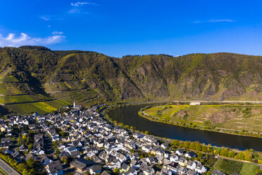 Deutschland, Rheinland-Pfalz, Cochem-Zell, Bremm, Panoramablick auf Moselschleife und Mosel - AMF06280