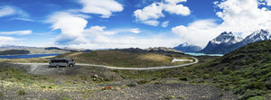 Chile, Patagonien, Torres del Paine National Park, Cerro Paine Grande und Torres del Paine, Lago Nordenskjold, Bus, Panoramablick - AMF06288