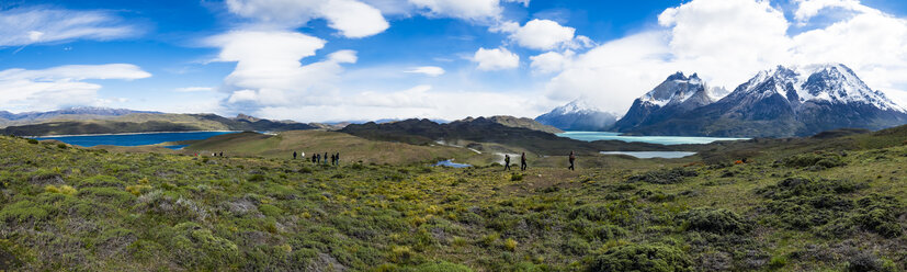 Chile, Patagonien, Torres del Paine National Park, Cerro Paine Grande und Torres del Paine, Lago Nordenskjold und Touristen - AMF06292