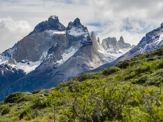 Chile, Patagonien, Torres del Paine National Park, Cerro Paine Grande und Torres del Paine - AMF06295