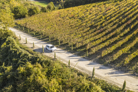 Italien, Toskana, Siena, Autofahrt auf Feldweg durch einen Weinberg, lizenzfreies Stockfoto