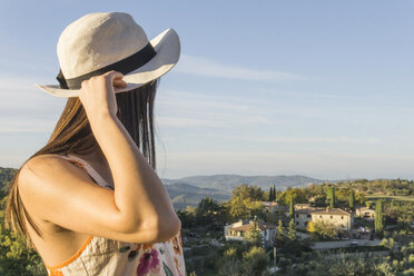 Italien, Toskana, Siena, junge Frau genießt die Aussicht auf einem Weingut - FBAF00204
