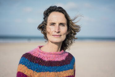 Mature woman enjoying the wind on the beach, portrait - MOEF01565