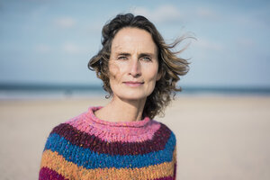 Ältere Frau genießt den Wind am Strand, Porträt - MOEF01565