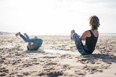 Mutter und Tochter praktizieren Yoga am Strand - MOEF01566