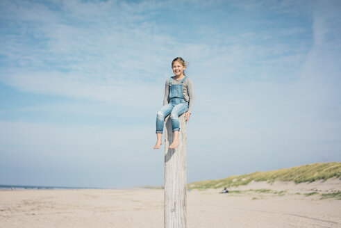 Kleines Mädchen am Strand auf einer Stange sitzend - MOEF01621