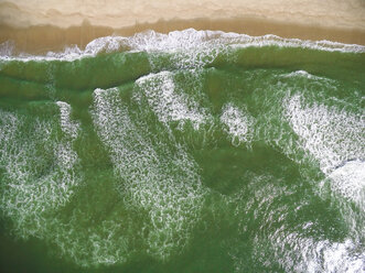 Landschaftlicher Blick von oben auf die Wellen im Meer am Ufer - CAVF56025